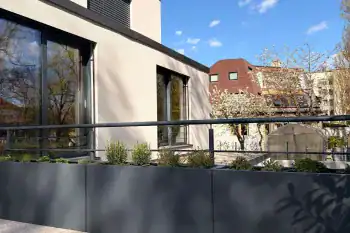 Pflanzkübel 30x120x60 cm RAL7016 - Bepflanzung auf der Terrasse
