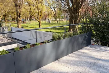 Pflanzkübel 30x120x60 cm RAL7016 - Terrassenbepflanzung entlang eines Geländers